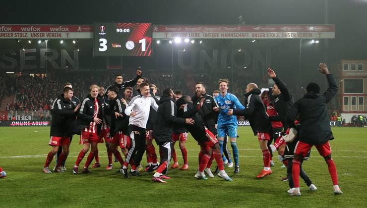 Unionmannschaft feiert tanzend pogend 3:1 Sieg vor den Fans Fußball Fussball UEL UEFA Europa League Herren Saison 2022 2023 23.02.2023 1.FC Union Berlin FCU vs. Ajax Amsterdam DFL regulations prohibit any use of photographs as image sequences and or quasi-video.