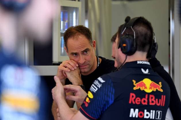 24.02.2023, Bahrain International Circuit, Sakhir, Formel 1 Testfahrten in Bahrain 2023 , im Bild Geschäftsführer Oliver Mintzlaff (Red Bull), Teamchef Christian Horner (Red Bull Racing Honda) Sakhir Bahrain International Circuit Bahrain