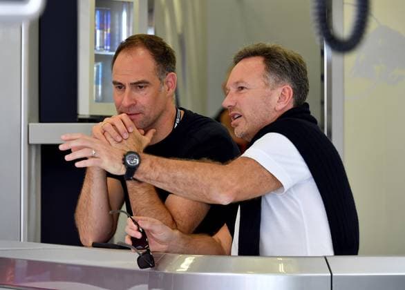 24.02.2023, Bahrain International Circuit, Sakhir, Formel 1 Testfahrten in Bahrain 2023 , im Bild Geschäftsführer Oliver Mintzlaff (Red Bull), Teamchef Christian Horner (Red Bull Racing Honda) Sakhir Bahrain International Circuit Bahrain
