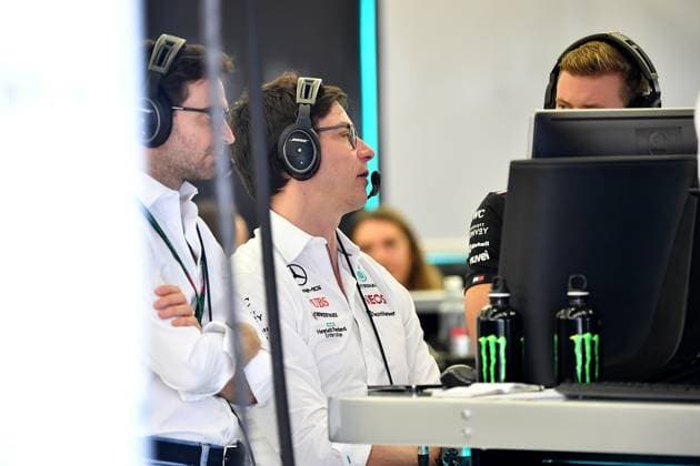 Formel 1 Testfahrten in Bahrain 2023 24.02.2023, Bahrain International Circuit, Sakhir, Formel 1 Testfahrten in Bahrain 2023 , im Bild Teamchef und Geschäftsführer Toto Wolff (Mercedes-AMG Petronas F1 Team), Rennfahrer Jerome d Ambrosio, Testfahrer Mick Schumacher (DEU).