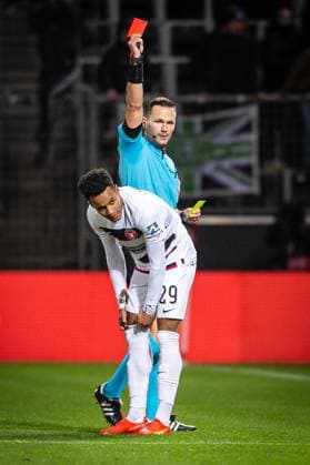 FC Midtjylland v Sporting CP, UEFA Europa League football, Herning, Denmark Herning, Denmark. 23rd, February 2023. Refereee Ivan Kruzliak hands out a red card to Paulinho (29) of FC Midtjylland during the UEFA Europa League match between FC Midtjylland and Sporting CP at MCH Arena in Herning. Herning Denmark  Copyright: xGonzalesxPhoto MortenxKjaerx