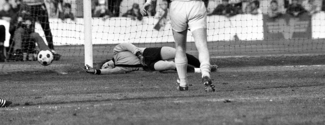 24.03.73 FC Bayern München - VfB Stuttgart Deutschland, München, 24.03.1973, Fussball, Bundesliga, FC Bayern München - VfB Stuttgart (5:1): Gerhard Heinze (VfB Stuttgart). *** 24 03 73 FC Bayern München VfB Stuttgart Germany, Munich, 24 03 1973, Football, Bundesliga, FC Bayern München VfB Stuttgart 5 1 Gerhard Heinze VfB Stuttgart