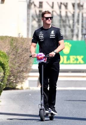 24.02.2023, Bahrain International Circuit, Sakhir, Formel 1 Testfahrten in Bahrain 2023 , im Bild Testfahrer Mick Schumacher (DEU) umrundet mit einem Elektroroller die Strecke. Sakhir Bahrain International Circuit Bahrain
