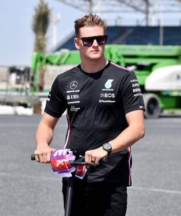 24.02.2023, Bahrain International Circuit, Sakhir, Formel 1 Testfahrten in Bahrain 2023 , im Bild Testfahrer Mick Schumacher (DEU) umrundet mit einem Elektroroller die Strecke. Sakhir Bahrain International Circuit Bahrain
