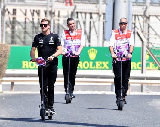 Sport Bilder des Tages 24.02.2023, Bahrain International Circuit, Sakhir, Formel 1 Testfahrten in Bahrain 2023 , im Bild Testfahrer Mick Schumacher (DEU) umrundet mit einem Elektroroller die Strecke. Sakhir Bahrain International Circuit Bahrain