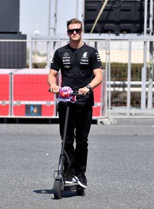 24.02.2023, Bahrain International Circuit, Sakhir, Formel 1 Testfahrten in Bahrain 2023 , im Bild Testfahrer Mick Schumacher (DEU) umrundet mit einem Elektroroller die Strecke. Sakhir Bahrain International Circuit Bahrain