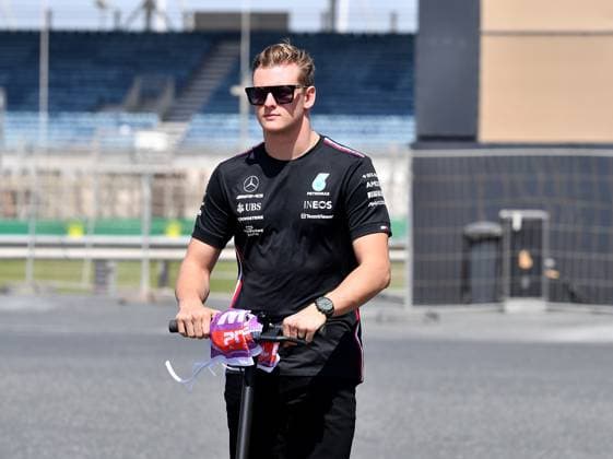24.02.2023, Bahrain International Circuit, Sakhir, Formel 1 Testfahrten in Bahrain 2023 , im Bild Testfahrer Mick Schumacher (DEU) umrundet mit einem Elektroroller die Strecke. Sakhir Bahrain International Circuit Bahrain