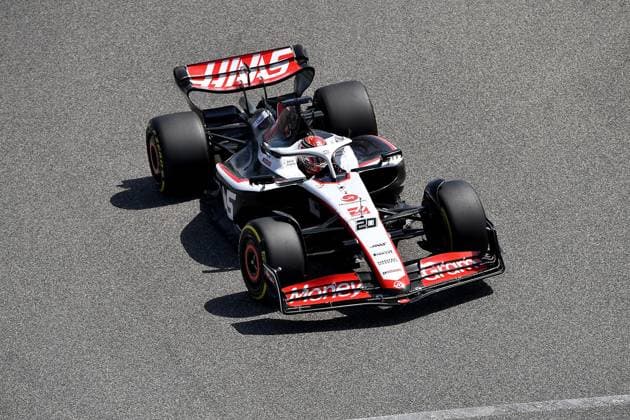 24.02.2023, Bahrain International Circuit, Sakhir, Formel 1 Testfahrten in Bahrain 2023 , im Bild Kevin Magnussen (DNK), Moneygram Haas F1 Team Sakhir Bahrain International Circuit Bahrain