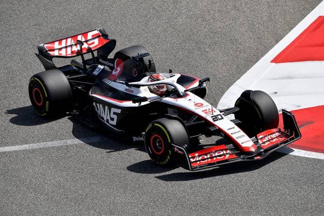 24.02.2023, Bahrain International Circuit, Sakhir, Formel 1 Testfahrten in Bahrain 2023 , im Bild Kevin Magnussen (DNK), Moneygram Haas F1 Team Sakhir Bahrain International Circuit Bahrain