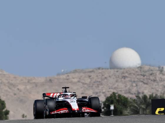 24.02.2023, Bahrain International Circuit, Sakhir, Formel 1 Testfahrten in Bahrain 2023 , im Bild Kevin Magnussen (DNK), Moneygram Haas F1 Team Sakhir Bahrain International Circuit Bahrain