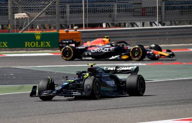 24.02.2023, Bahrain International Circuit, Sakhir, Formel 1 Testfahrten in Bahrain 2023 , im Bild Lewis Hamilton (GBR), Mercedes-AMG Petronas Formula One Team, Sergio Perez (MEX), Oracle Red Bull Racing Sakhir Bahrain International Circuit Bahrain