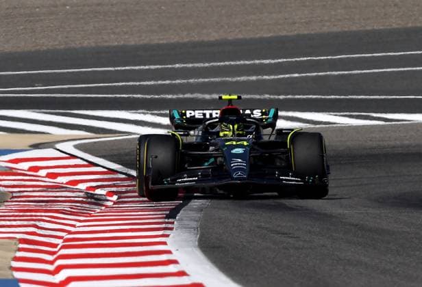 24.02.2023, Bahrain International Circuit, Sakhir, Formel 1 Testfahrten in Bahrain 2023 , im Bild Lewis Hamilton (GBR), Mercedes-AMG Petronas Formula One Team Sakhir Bahrain International Circuit Bahrain