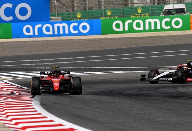 24.02.2023, Bahrain International Circuit, Sakhir, Formel 1 Testfahrten in Bahrain 2023 , im Bild Carlos Sainz Jr. (ESP), Scuderia Ferrari, Yuki Tsunoda (JPN), Scuderia AlphaTauri Sakhir Bahrain International Circuit Bahrain