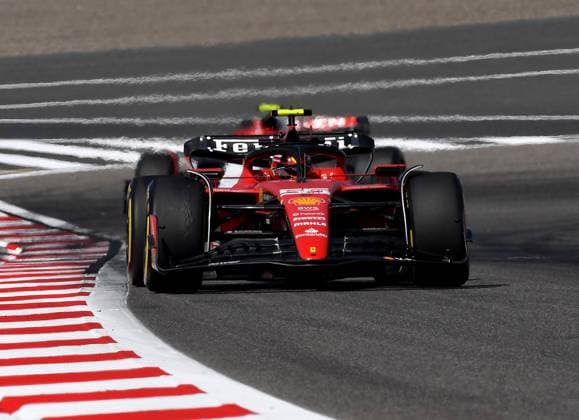 24.02.2023, Bahrain International Circuit, Sakhir, Formel 1 Testfahrten in Bahrain 2023 , im Bild Carlos Sainz Jr. (ESP), Scuderia Ferrari, Yuki Tsunoda (JPN), Scuderia AlphaTauri Sakhir Bahrain International Circuit Bahrain