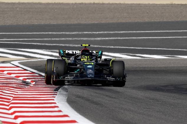 24.02.2023, Bahrain International Circuit, Sakhir, Formel 1 Testfahrten in Bahrain 2023 , im Bild Lewis Hamilton (GBR), Mercedes-AMG Petronas Formula One Team Sakhir Bahrain International Circuit Bahrain