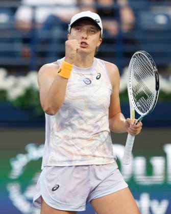 Iga Swiatek macht die Faust und jubelt, Jubel, Freude, Emotion Tennis - Dubai Tennis Championships 2023 - WTA, Tennis Damen - Dubai Duty Free Tennis Stadium - Dubai - - United Arab Emirates - 24 February 2023. Copyright: xJuergenxHasenkopfx