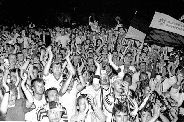 DFB Pokalfinale Sieger Borussia Dortmund nach 4:1 Sieg gegen Werder Bremen 24.06.1989 Bis in die Nacht feierten die BVB Fans ihre Mannschaft vor dem Teamhotel *** DFB Cup final winner Borussia Dortmund after 4 1 victory against Werder Bremen 24 06 1989 BVB fans celebrated their team in front of the team hotel into the night HM