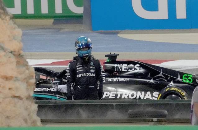 Sport Themen der Woche KW08 Sport Bilder des Tages 24.02.2023, Bahrain International Circuit, Sakhir, Formel 1 Testfahrten in Bahrain 2023 , im Bild George Russell (GBR), Mercedes-AMG Petronas Formula One Team muss sein Auto mit Hydraulikproblemen abstellen. Sakhir Bahrain International Circuit Bahrain *** 24 02 2023, Bahrain International Circuit, Sakhir, Formula One test in Bahrain 2023 , in picture George Russell GBR , Mercedes AMG Petronas Formula One Team has to park his car with hydraulic problems Sakhir Bahrain International Circuit Bahrain  eu-images-506