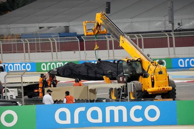 Formel 1 Testfahrten in Bahrain 2023 24.02.2023, Bahrain International Circuit, Sakhir, Formel 1 Testfahrten in Bahrain 2023 , im Bild George Russell (GBR), Mercedes-AMG Petronas Formula One Team muss sein Auto mit Hydraulikproblemen abstellen, das Auto wird mit einem Kranwagen abggeschleppt..