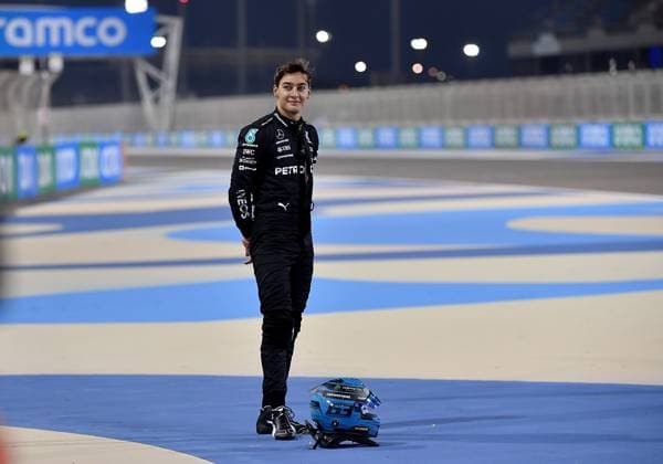 Formel 1 Testfahrten in Bahrain 2023 24.02.2023, Bahrain International Circuit, Sakhir, Formel 1 Testfahrten in Bahrain 2023 , im Bild George Russell (GBR), Mercedes-AMG Petronas Formula One Team muss sein Auto mit Hydraulikproblemen abstellen..