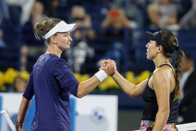 R-L. Jessica Pegula gratuliert der Siegerin Barbora Krejcikova Tennis - Dubai Tennis Championships 2023 - WTA, Tennis Damen - Dubai Duty Free Tennis Stadium - Dubai - - United Arab Emirates - 24 February 2023. Copyright: xJuergenxHasenkopfx