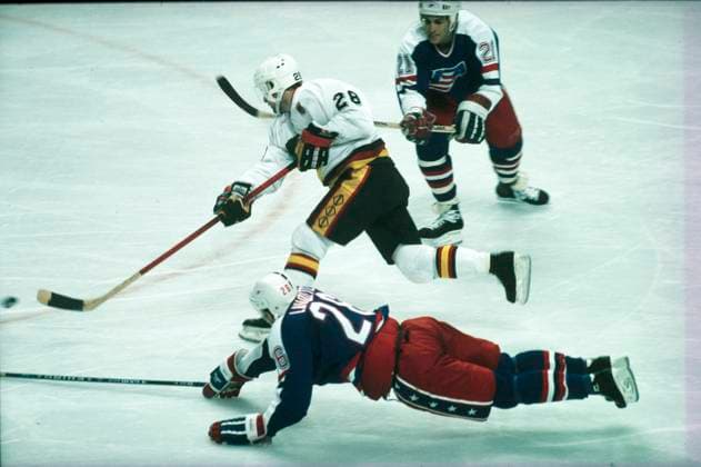 im olmpischen Eishockeyturnier von Calgary 1988 siegt Deutschland gegen die USA 4:1!!! *** in the 1988 Calgary Olympics ice hockey tournament, Germany beats the USA 4 1