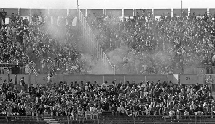29.02.92 VfB Stuttgart - Dynamo Dresden Deutschland, Stuttgart, 29.02.1992, Fussball, Bundesliga, VfB Stuttgart - Dynamo Dresden (1:1): VfB Stuttgart Fans Zuschauer Tribüne. *** 29 02 92 VfB Stuttgart Dynamo Dresden Germany, Stuttgart, 29 02 1992, Football, Bundesliga, VfB Stuttgart Dynamo Dresden 1 1 VfB Stuttgart fans spectators grandstand