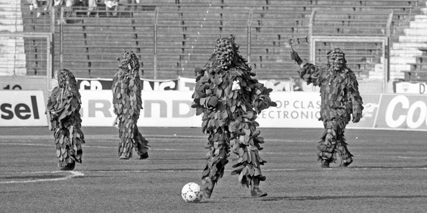 29.02.92 VfB Stuttgart - Dynamo Dresden Deutschland, Stuttgart, 29.02.1992, Fussball, Bundesliga, VfB Stuttgart - Dynamo Dresden (1:1): Faschings Narren. *** 29 02 92 VfB Stuttgart Dynamo Dresden Germany, Stuttgart, 29 02 1992, football, Bundesliga, VfB Stuttgart Dynamo Dresden 1 1 carnival fools