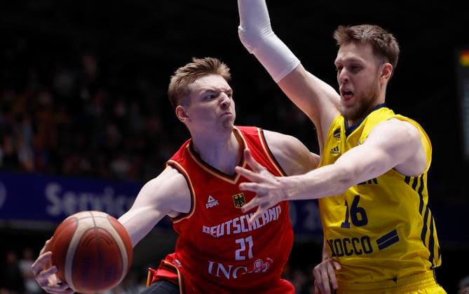 v. li. Justus Hollatz (Germany, 21) und Nicholas Spires (Sweden, 16), 24.02.2023, Germany vs. Sweden, FIBA Basketball, World Cup Qualifiers, Deutschland, Frankfurt, Suewag Energie Arena Copyright: HMBxMedia xHeikoxBecker
