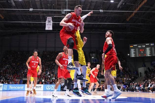 Deutschland - Schweden, WM-Qualifikation Rebound von Johannes Voigtmann (Deutschland, 7). Basketball-WM-Qualifikationsspiel zwischen Deutschland und Schweden am 24. Februar 2023 in der Süwag Energie ARENA in Frankfurt am Main., Frankfurt am Main Hessen Deutschland Süwag Energie ARENA