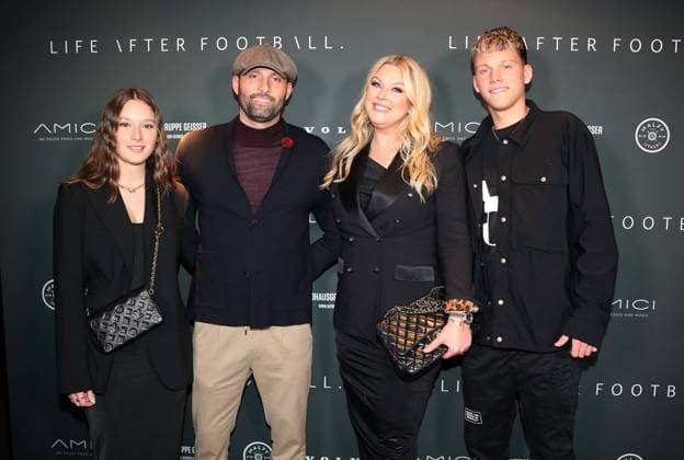 23.02.23 Veranstaltung Life After Football Magazin Amici Stuttgart Deutschland, Stuttgart, 23.02.2023, Fussball, Veranstaltung Life After Football Magazin Amici Stuttgart: Kevin Kuranyi (2. v.l.) mit Frau Viktorija (3. v.l.), Sohn Karlo (4. v.l.) und Tochter Vivien Carmen (1. v.l.).