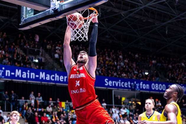 Leon Kratzer (Deutschland, 34), Dunking, Einzelbild, Einzelfoto, Portrait, Portraet, Deutschland vs. Schweden, Basketball, WM Qualifikation 2023, Gruppe J, 24.02.2023 Deutschland vs. Schweden, Basketball, WM Qualifikation 2023, Gruppe J, 24.02.2023 Frankfurt Main Copyright: xEibner-Pressefoto G.xSantemizx EP_EER