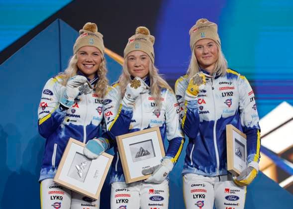 Ski Nordisch, WM in Planica, Siegerehrung Sprint der Frauen PLANICA 20230224 Fran vänster Emma Ribom (silver), Jonna Sundling (guld) och Maja Dahlqvist (brons) med sina medalj i sprint vid medaljceremonin under skid-VM. PLANICA Slovenien skidor x10430x Copyright: xChristinexOlsson TTx SKID-VM 2023