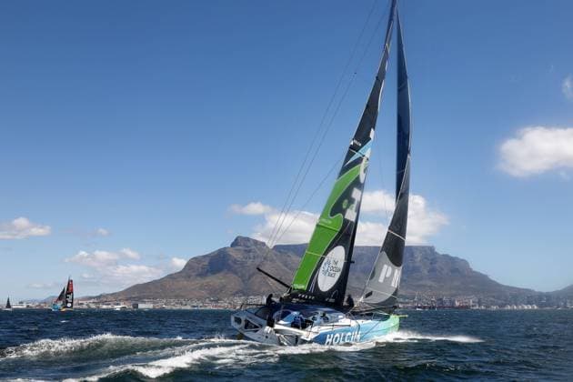 Bilder des Jahres 2023, Sport 02 Februar Sport Themen der Woche KW08 Sport Bilder des Tages IMOCA vom Team Holcim- PRB (SUI) Skipper Kevin Escoffier (FRA) vor dem Tafelberg zwichen Marke 1 & 2 während des Hafenrennens, Port race, The Ocean Race VO65, 3. Etappe Kapstadt (RSA)- Itajai (BRA) 24.02.2023, Kapstadt, Südafrika, RSA *** IMOCA from Team Holcim PRB SUI Skipper Kevin Escoffier FRA in front of Table Mountain between mark 1 2 during the Port race, Port race, The Ocean Race VO65, 3 leg Cape Town RSA Itajai BRA 24 02 2023, Cape Town, South Africa, RSA