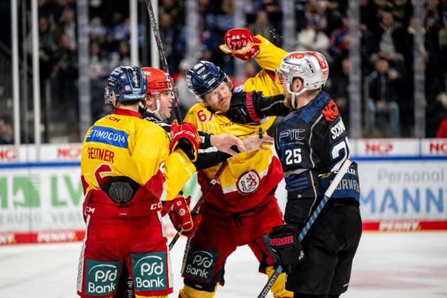 Sport Themen der Woche KW08 Sport Bilder des Tages 24.02.2023 - Eishockey - Saison 2022 2023 - Penny DEL - Nürnberg Ice Tigers Icetigers - Düsseldorfer EG Düsseldorf - ThHa - Bernhard Ebner (67, Düsseldorfer EG, DEG ) Daniel Schmölz Schmoelz (25, Nürnberg Ice Tigers, Nuernberg Ice Tigers ) *** 24 02 2023 ice hockey season 2022 2023 penny DEL Nürnberg Ice Tigers Icetigers Düsseldorfer EG Düsseldorf ThHa Bernhard Ebner 67, Düsseldorfer EG, DEG Daniel Schmölz Schmoelz 25, Nürnberg Ice Tigers, Nuernberg Ice Tigers