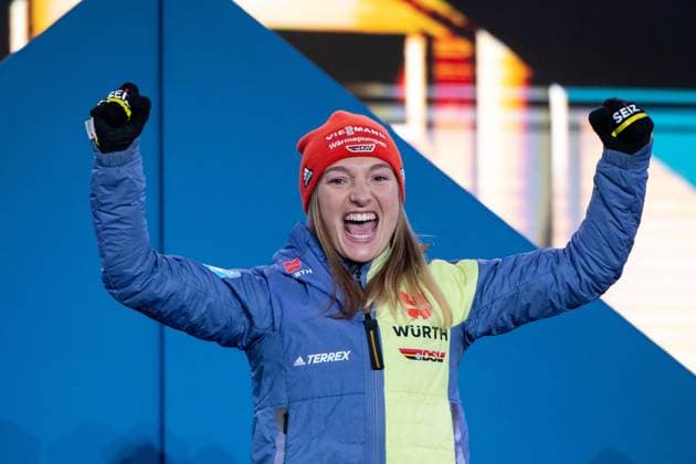 Weltmeisterin Katharina Althaus (Deutschland) jubelt auf dem Podium ueber Sieg und Goldmedaille im Skispringen von der HS102 Normalschanze, SLO, FIS Nordische Ski Weltmeisterschaft Planica 2023, WM Siegerehrung Kranjska Gora, 24.02.2023, Saison 2022 2023 SLO, FIS Nordische Ski Weltmeisterschaft Planica 2023, WM Siegerehrung Kranjska Gora, 24.02.2023, Saison 2022 2023 Planica Copyright: xEibner Memmlerx EP_MMR