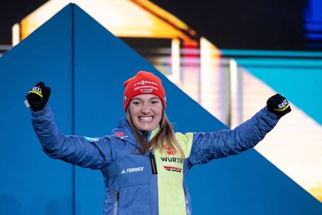 Weltmeisterin Katharina Althaus (Deutschland) jubelt auf dem Podium ueber Sieg und Goldmedaille im Skispringen von der HS102 Normalschanze, SLO, FIS Nordische Ski Weltmeisterschaft Planica 2023, WM Siegerehrung Kranjska Gora, 24.02.2023, Saison 2022 2023 SLO, FIS Nordische Ski Weltmeisterschaft Planica 2023, WM Siegerehrung Kranjska Gora, 24.02.2023, Saison 2022 2023 Planica Copyright: xEibner Memmlerx EP_MMR