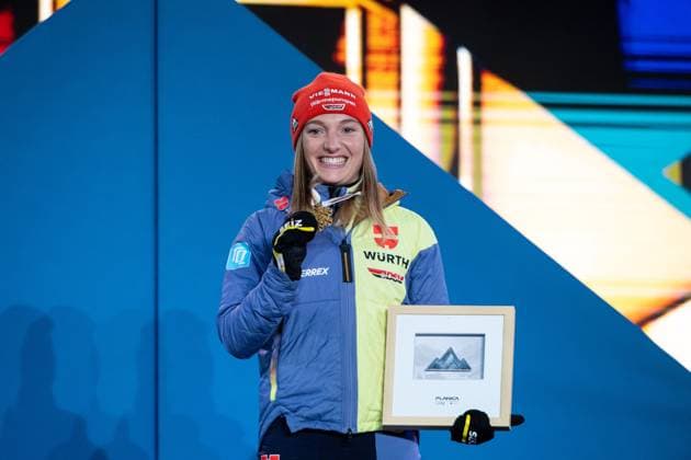 Weltmeisterin Katharina Althaus (Deutschland) jubelt auf dem Podium ueber Sieg und Goldmedaille im Skispringen von der HS102 Normalschanze, SLO, FIS Nordische Ski Weltmeisterschaft Planica 2023, WM Siegerehrung Kranjska Gora, 24.02.2023, Saison 2022 2023 SLO, FIS Nordische Ski Weltmeisterschaft Planica 2023, WM Siegerehrung Kranjska Gora, 24.02.2023, Saison 2022 2023 Planica Copyright: xEibner Memmlerx EP_MMR