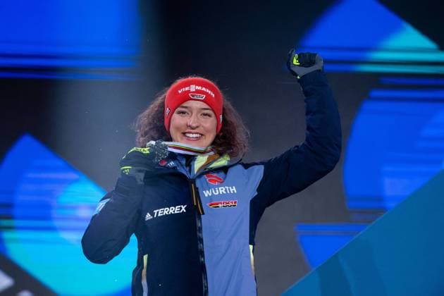Bilder des Jahres 2023, Sport 02 Februar Sport Themen der Woche KW08 Sport Bilder des Tages Vizeweltmeisterin Nathalie Armbruster (Deutschland) jubelt auf dem Podium ueber die Silbermedaille in der Nordischen Kombination, SLO, FIS Nordische Ski Weltmeisterschaft Planica 2023, WM Siegerehrung Kranjska Gora, 24.02.2023, Saison 2022 2023 SLO, FIS Nordische Ski Weltmeisterschaft Planica 2023, WM Siegerehrung Kranjska Gora, 24.02.2023, Saison 2022 2023 Planica *** Vice World Champion Nathalie Armbruster Germany cheers on the podium over the silver medal in Nordic Combined, SLO, FIS Nordic World Ski Championships Planica 2023, World Championships Award Ceremony Kranjska Gora, 24 02 2023, Season 2022 2023 SLO, FIS Nordic World Ski Championships Planica 2023, World Championships Award Ceremony Kranjska Gora, 24 02 2023, Season 2022 2023 Planica Copyright: xEibner Memmlerx EP_MMR