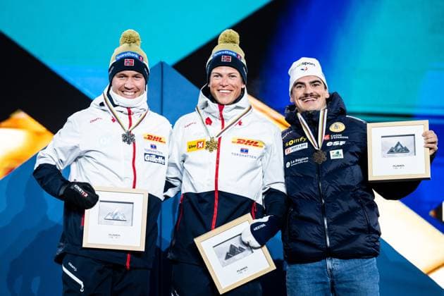 Ski Nordisch, WM in Planica, Siegerehrung Sprint der Männer 230224 Silver medalist Pal Golberg of Norway, gold medalist Johannes Hosflot Klaebo of Norway and bronze medalist Jules Chappaz of France pose with their medals at the Medal ceremony for the men?s cross-country skiing sprint during the FIS Nordic Ski World Championships on February 24, 2023 in Kranjska Gora. Photo: Petter Arvidson BILDBYRAN kod PA PA0519 skidor cross-country skiing langrenn skid-vm 2023 fis nordic ski world championships bbeng fis nordic world ski championships vm ski-vm medaljceremoni medal ceremony jubel Copyright: PETTERxARVIDSON BB230224PA225