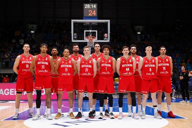Mannschaftsfoto: vordere Reihe v. li. Jason George (Germany, 13), Nelson Weidemann (Germany, 11) , Justus Hollatz (Germany, 21), Joshua Obiesie (Germany, 1), David Kraemer (Germany, 44) und Jacob Patrick (Germany, 8) Hintere Reihe v. li. Jonas Richter (Germany, 10), Karim Jallow (Germany, 35), Leon Kratzer (Germany, 34), Johannes Voigtmann (Germany, 7), Gavin Schilling (Germany, 33) und Lukas Wank (Germany, 19) 24.02.2023, Germany vs. Sweden, FIBA Basketball, World Cup Qualifiers, Deutschland, Frankfurt, Suewag Energie Arena Copyright: HMBxMedia xHeikoxBecker