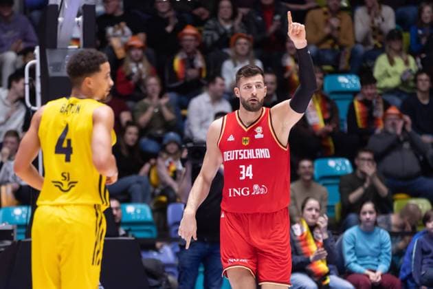 Deutschland - Schweden, WM-Qualifikation Leon Kratzer (Deutschland, 34), links Charles Barton (Schweden, 4). Basketball-WM-Qualifikationsspiel zwischen Deutschland und Schweden am 24. Februar 2023 in der Süwag Energie ARENA in Frankfurt am Main., Frankfurt am Main Hessen Deutschland Süwag Energie ARENA