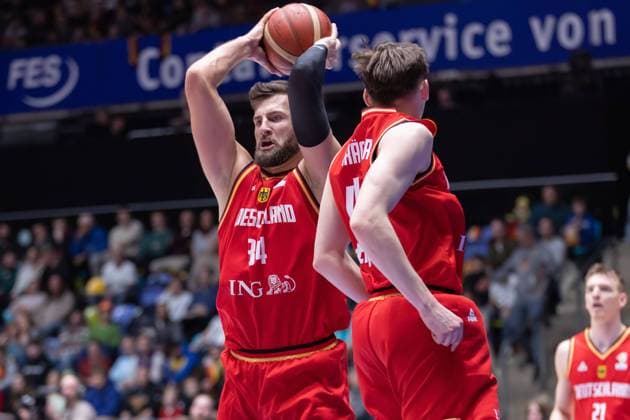 Deutschland - Schweden, WM-Qualifikation Rebound von Leon Kratzer (Deutschland, 34). Basketball-WM-Qualifikationsspiel zwischen Deutschland und Schweden am 24. Februar 2023 in der Süwag Energie ARENA in Frankfurt am Main., Frankfurt am Main Hessen Deutschland Süwag Energie ARENA
