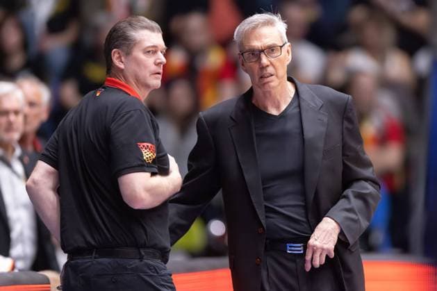 Deutschland - Schweden, WM-Qualifikation Bundestrainer Gordon Herbert (Deutschland) im Austausch mit seinem Co-Trainer Klaus Perwas. Basketball-WM-Qualifikationsspiel zwischen Deutschland und Schweden am 24. Februar 2023 in der Süwag Energie ARENA in Frankfurt am Main., Frankfurt am Main Hessen Deutschland Süwag Energie ARENA