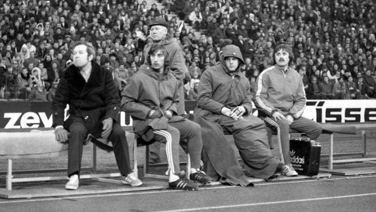 15.02.75 FC Bayern München - VfB Stuttgart Deutschland, München, 15.02.1975, Fussball, Bundesliga, FC Bayern München - VfB Stuttgart (1:1): 3. v.l. Albert Sing (Trainer VfB Stuttgart). *** 15 02 75 FC Bayern München VfB Stuttgart Germany, Munich, 15 02 1975, Football, Bundesliga, FC Bayern München VfB Stuttgart 1 1 3 v l Albert Sing coach VfB Stuttgart