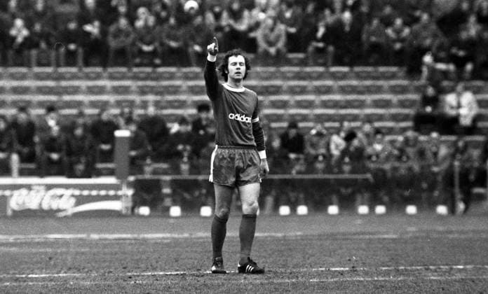 15.02.75 FC Bayern München - VfB Stuttgart Deutschland, München, 15.02.1975, Fussball, Bundesliga, FC Bayern München - VfB Stuttgart (1:1): Franz Beckenbauer (FC Bayern München). *** 15 02 75 FC Bayern München VfB Stuttgart Germany, Munich, 15 02 1975, Football, Bundesliga, FC Bayern München VfB Stuttgart 1 1 Franz Beckenbauer FC Bayern München