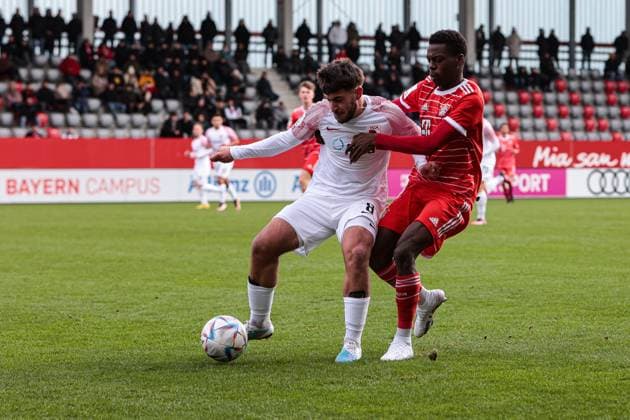 A-Junioren Bundesliga Sued Suedwest FC Bayern Muenchen U19 - FC Augsburg U19 25.02.2023 Romeo IVELJ (FCA 8) im Duell mit Noel ASEKO NKILI (FCB 8)
