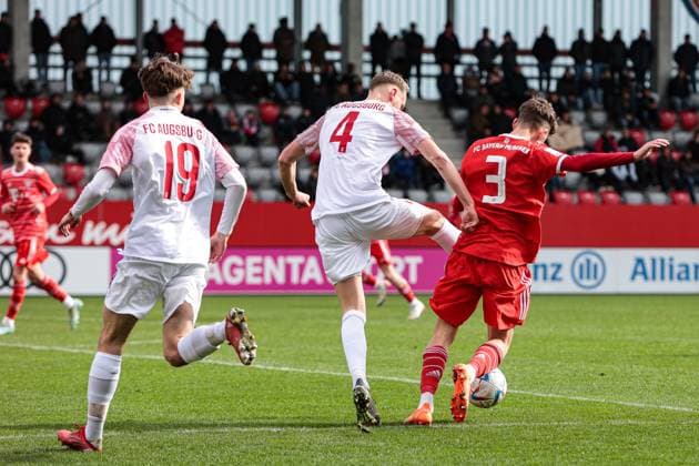 A-Junioren Bundesliga Sued Suedwest FC Bayern Muenchen U19 - FC Augsburg U19 25.02.2023 Jakob REICHENBACH (FCA 4) foult Matteo SCHABLAS (FCB 3) im Strafraum