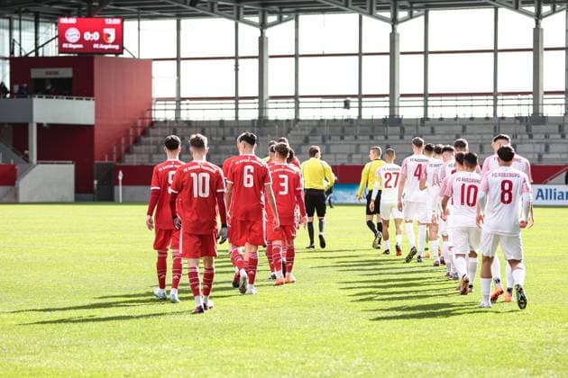 A-Junioren Bundesliga Sued Suedwest FC Bayern Muenchen U19 - FC Augsburg U19 25.02.2023 Die beiden Teams laufen zusammen ein