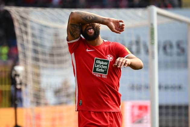 Sport Themen der Woche KW08 Sport Bilder des Tages 25.02.2023, xjhx, Fussball 2.Bundesliga, 1.FC Kaiserslautern - SpVgg Greuther Fuerth emspor, v.l. Torjubel nach dem Tor zum celebrating the goal celebrate 1:0 durch Terrence Boyd (1. FC Kaiserslautern) (DFL DFB REGULATIONS PROHIBIT ANY USE OF PHOTOGRAPHS as IMAGE SEQUENCES and or QUASI-VIDEO) Kaiserslautern *** 25 02 2023, xjhx, football 2 Bundesliga, 1 FC Kaiserslautern SpVgg Greuther Fuerth emspor, v l goal celebration after the goal celebrating the goal celebrate 1 0 by Terrence Boyd 1 FC Kaiserslautern DFL DFB REGULATIONS PROHIBIT ANY USE OF PHOTOGRAPHS as IMAGE SEQUENCES and or QUASI VIDEO Kaiserslautern